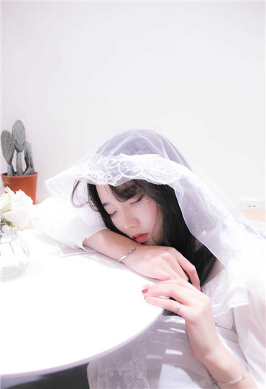 ?挽起裙子迈开腿在餐桌上打扑克使用起来很方便！小伙伴们都十分喜欢！