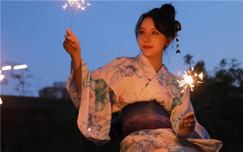 草莓丝瓜榴莲绿巨人www全新版：该软件中提供了很多优质大片的播放软件