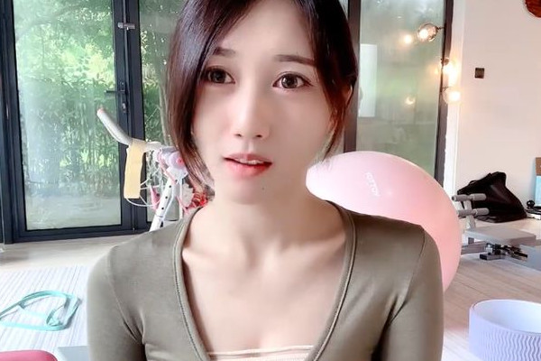斗鱼小玉勇敢承认18岁谈恋爱，一年后准备退鱼，会爆大瓜！