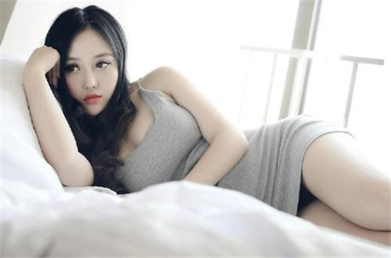 依恋直播下载：漂亮美女小姐姐在线与你交流互动气氛超燃