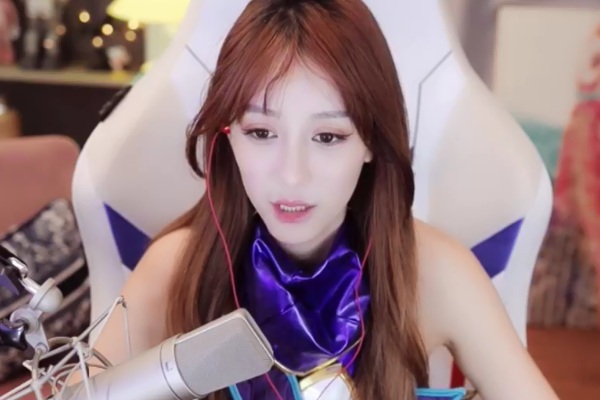 斗鱼南波儿直播泳池派对，超管三次警告，网友：有伤风化！