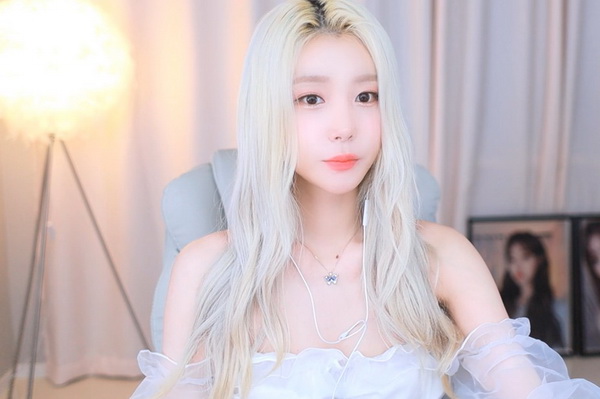 魅影直播下载苹果手机版官网：可以和魅力主播们一起聊天互动！