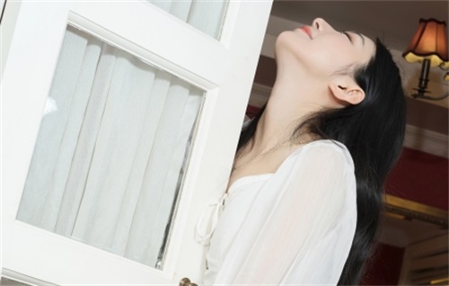 秋葵视频永久无限精简版苹果免费看：影视惊喜为你打开视觉亮色天窗