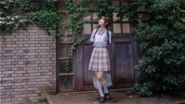 草莓影视app破解版:页面设计非常的简约干净